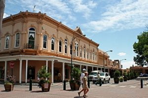 Santa Fe a piedi: 5 itinerari per leggere la città tra Plaza, adobe e gallerie, passo dopo passo