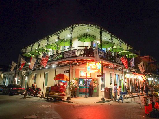 Bourbon Street di notte, New Orleans, LA