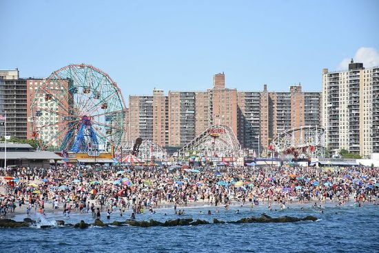 Spiaggia e parco divertimenti di Coney Island, New York