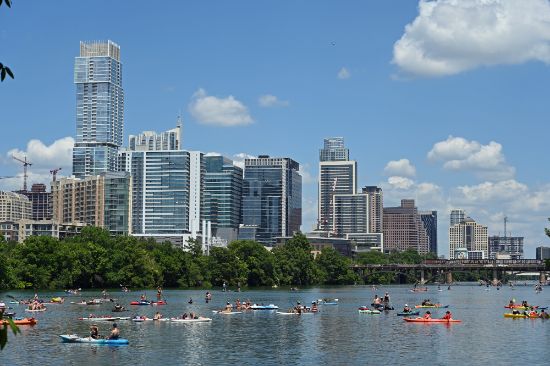 Persone che si godono l'aria aperta nel centro di Austin, Texas