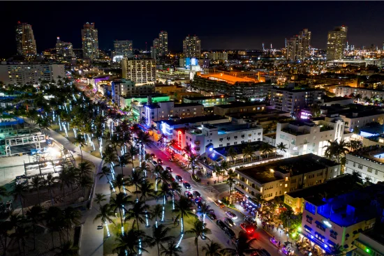 Vista aerea delle luci al neon colorate di Ocean Drive, Miami Beach, Florida, USA
