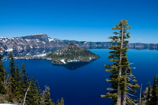 Crater Lake in Oregon con acque blu e Wizard Island