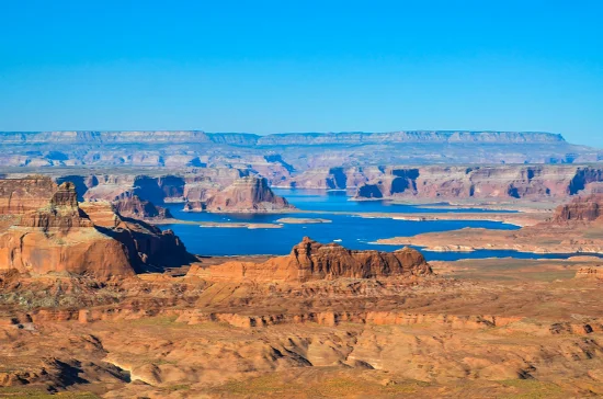Lago Powell tra Arizona e Utah con canyon rossi
