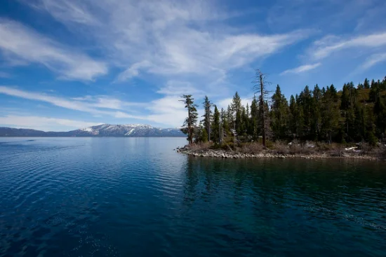 Lago Tahoe tra California e Nevada con montagne sullo sfondo