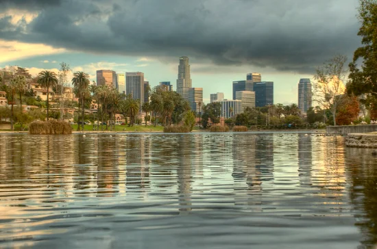 Echo Park con cielo nuvoloso e arrivo della pioggia su Los Angeles